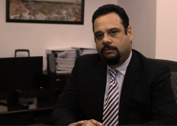 Emiten alerta roja contra ex ministro de Comunicaciones