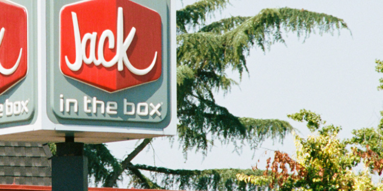 Empleada de un restaurante de comida rápida dispara a una familia por exigir sus papas fritas