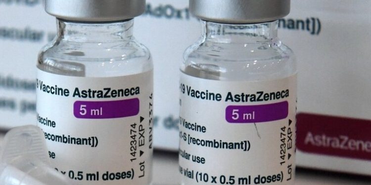 Empresa AstraZeneca admite riesgo de efectos secundarios en su vacuna
