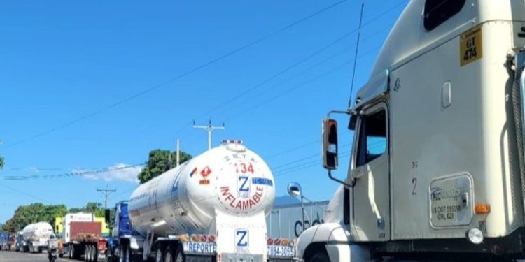 Empresarios y usuarios del transporte de carga rechazan bloqueos de carreteras