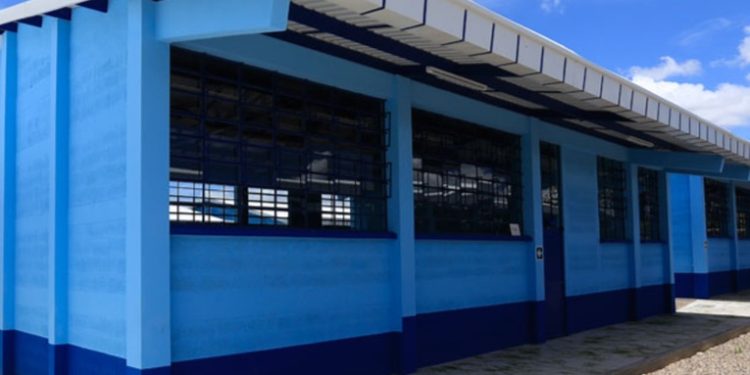 Empresas dejan trabajos de remozamiento inconclusos de 160 edificios educativos