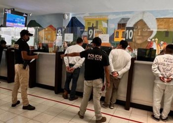En vuelo de retornados de Estados Unidos llegan 4 guatemaltecos con orden de captura