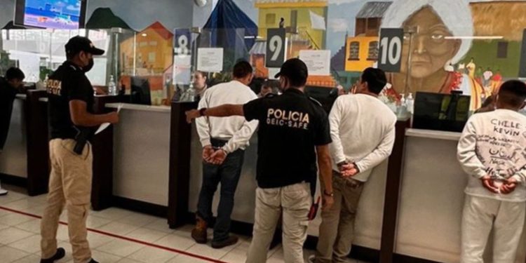 En vuelo de retornados de Estados Unidos llegan 4 guatemaltecos con orden de captura