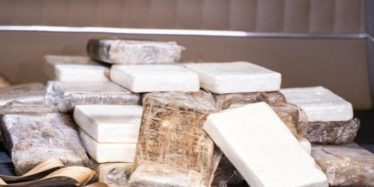 Encuentran 3.000 dosis de drogas en una vivienda adjunta a una iglesia católica en Ecuador