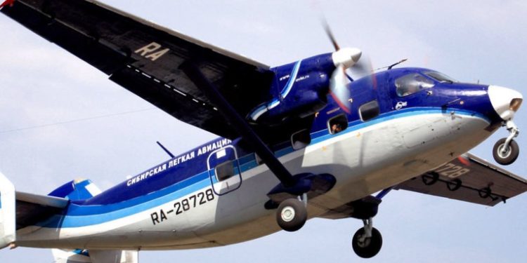 Encuentran con pasajeros vivos el avión desaparecido en Siberia