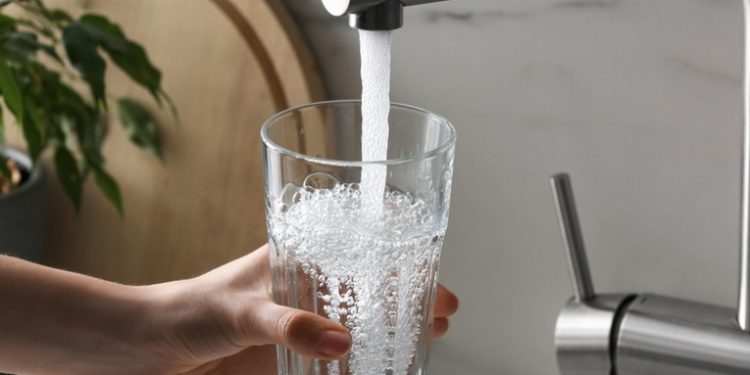 Encuentran 'químicos eternos' en casi el 100 % del agua embotellada en varias partes del mundo