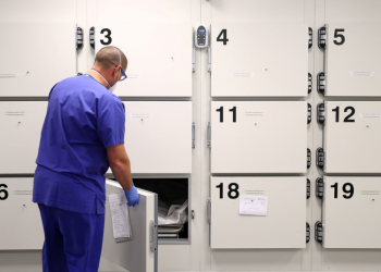 Encuentran vivo a un hombre declarado muerto, que pasó la noche en el congelador de la morgue