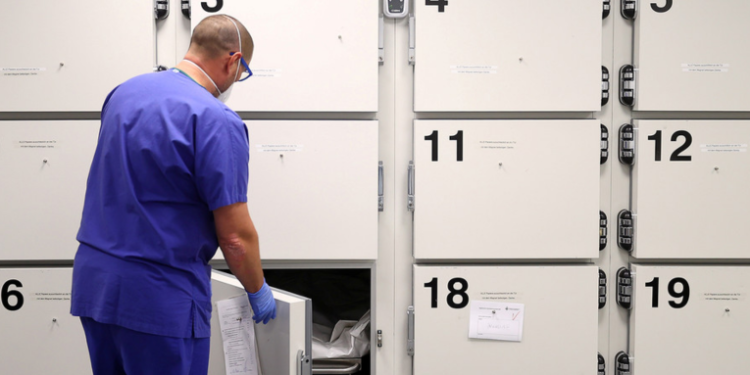 Encuentran vivo a un hombre declarado muerto, que pasó la noche en el congelador de la morgue