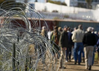 Encuesta: El 69 % de votantes potenciales apoya el derecho de Texas a levantar barreras en su frontera con México