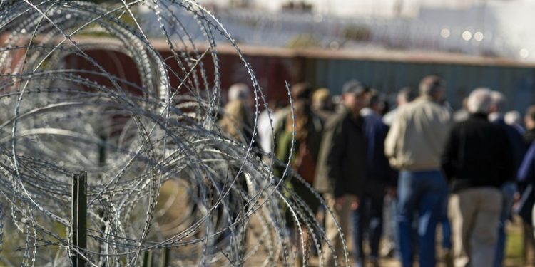 Encuesta: El 69 % de votantes potenciales apoya el derecho de Texas a levantar barreras en su frontera con México