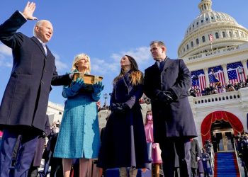 Encuesta: Más de un tercio de los estadounidenses cree que Biden fue elegido ilegítimamente