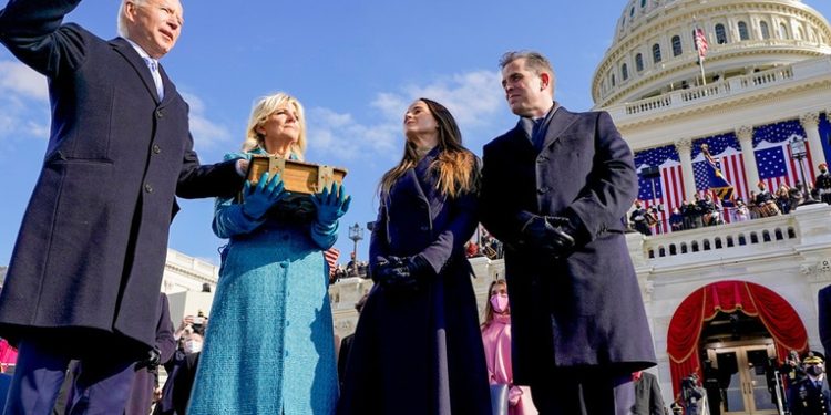 Encuesta: Más de un tercio de los estadounidenses cree que Biden fue elegido ilegítimamente