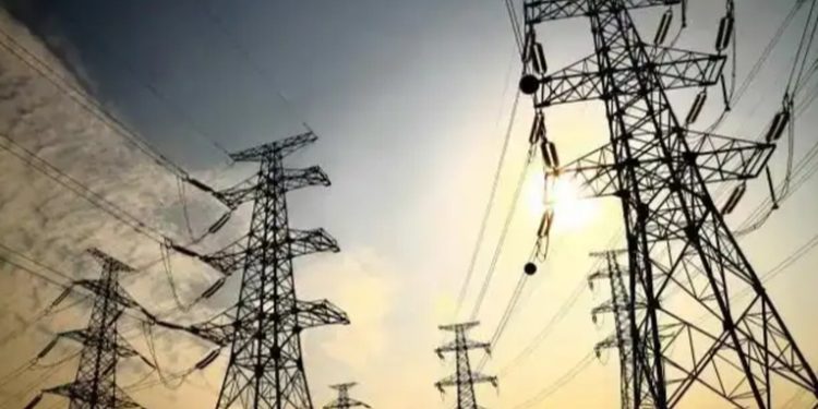 Energía eléctrica tendrá leve alza entre mayo y julio, según ente regulador