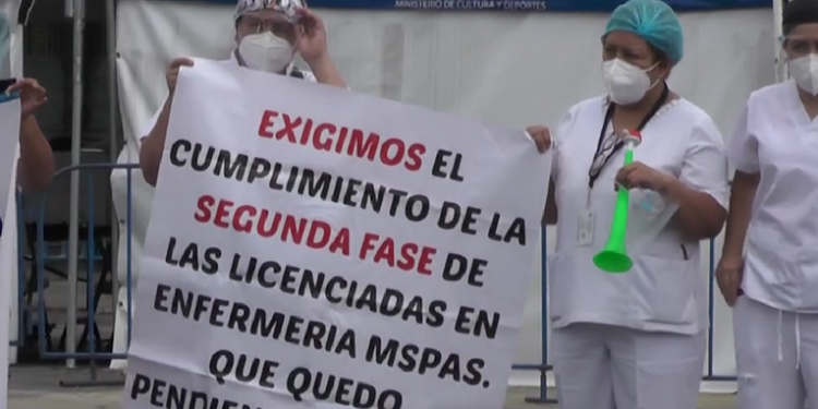 Enfermeros protestan y piden que los reclasifiquen