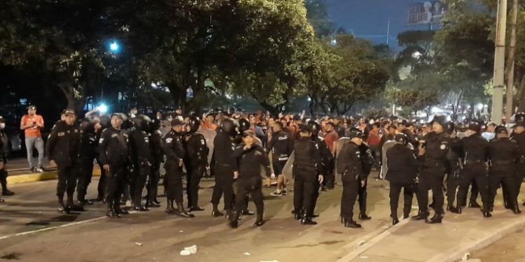 Enfrentamiento entre aficionados de Municipal y Olimpia dejan varios heridos