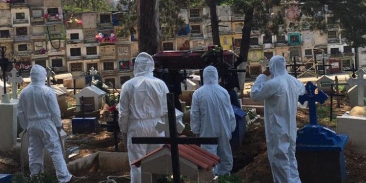 Entre 9 a 10 personas semanales son enterradas tras haber muerto de Covid-19