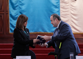 Entrega de Informe de Transición en Guatemala: Giammattei entrega detalles clave a Karin Herrera