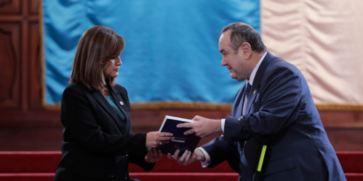 Entrega de Informe de Transición en Guatemala: Giammattei entrega detalles clave a Karin Herrera