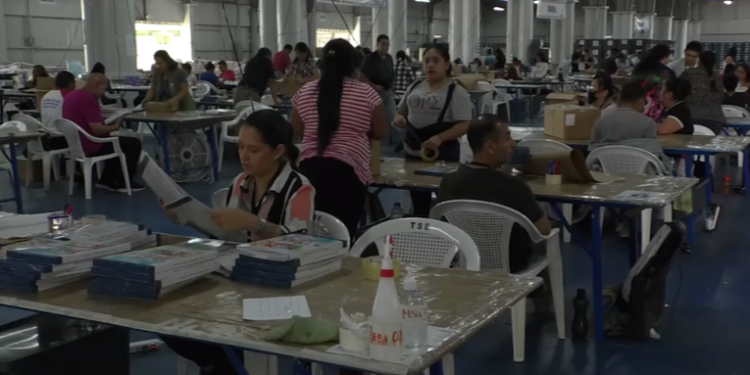 Entregan al TSE 100 mil papeletas presidenciales que serán distribuidas en ciudades de EEUU