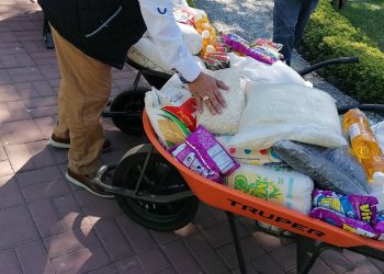 Entregan alimentos a familias en riesgo