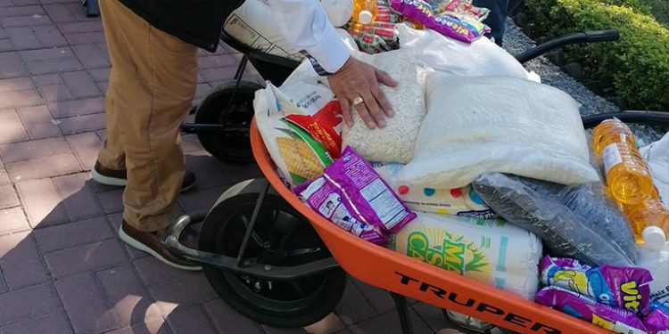 Entregan alimentos a familias en riesgo