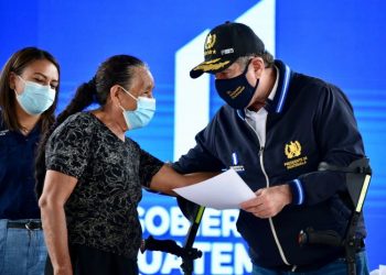 Entregan apoyo al adulto mayor en el departamento de Petén