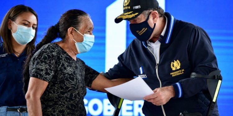 Entregan apoyo al adulto mayor en el departamento de Petén