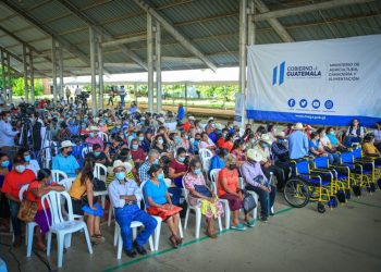 Entregan ayuda económica a agricultores en Chiquimula