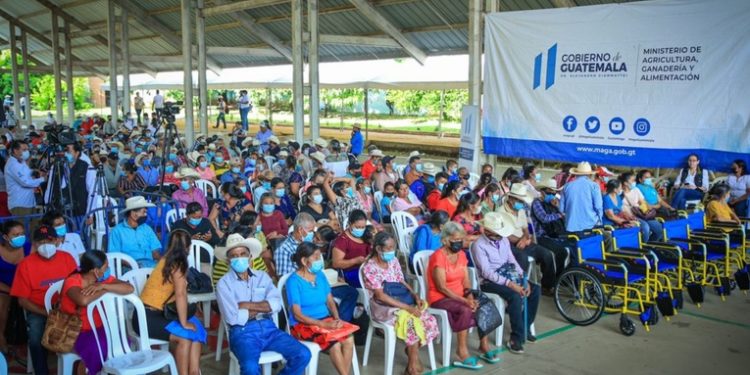 Entregan ayuda económica a agricultores en Chiquimula