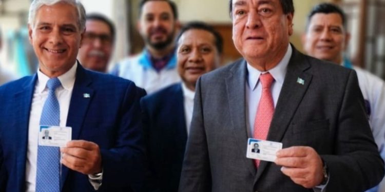 Entregan las primeras dos credenciales a candidatos presidenciales de TODOS y Partido AZUL