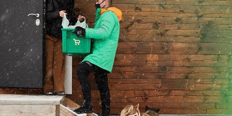 Entregas a domicilio a la siberiana: perros husky llevan pedidos en trineos a lugares de difí­cil acceso