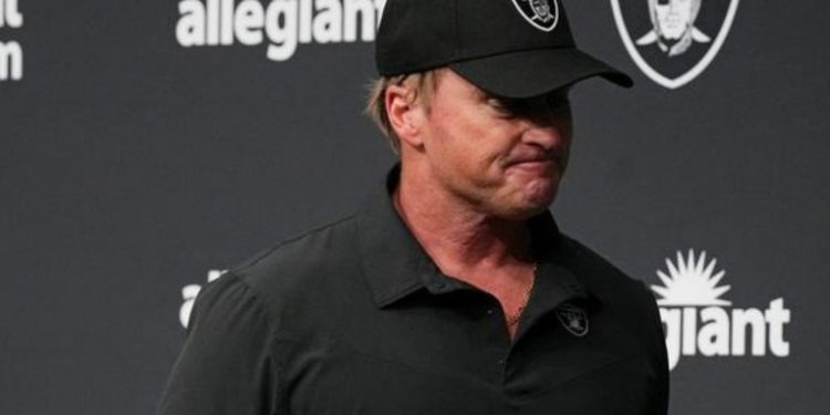 Entrenador de los Raiders de Las Vegas renuncia por mensajes sexistas y homofóbicos