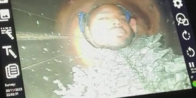 Equipos logran captar imágenes de los 41 obreros atrapados en el túnel de India