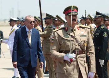 Erdogan llega a Irak en su primera visita oficial en 12 años