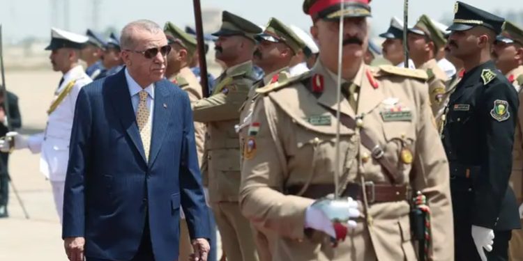 Erdogan llega a Irak en su primera visita oficial en 12 años