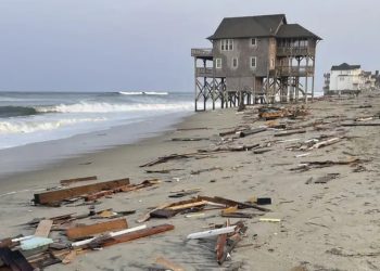 Ernesto vuelve a ser huracán y amenaza costa este de EE.UU.