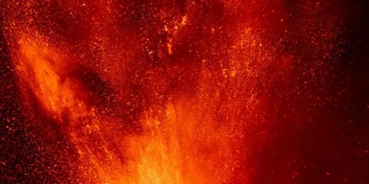 Erupción del volcán Etna obliga a desviar vuelos