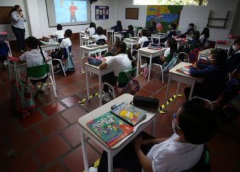 Escuelas inician con clases hí­bridas