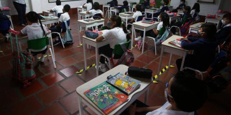 Escuelas inician con clases híbridas