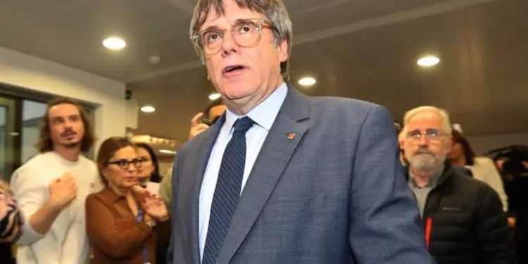 España abre investigación por 'terrorismo' contra Puigdemont