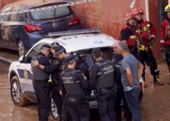España busca más víctimas tras unas inundaciones históricas que dejaron al menos 95 muertos