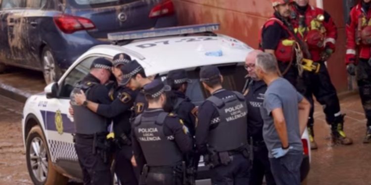 España busca más víctimas tras unas inundaciones históricas que dejaron al menos 95 muertos