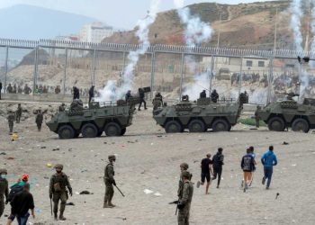 España despliega al Ejército en Ceuta tras la entrada de más de 6.000 migrantes
