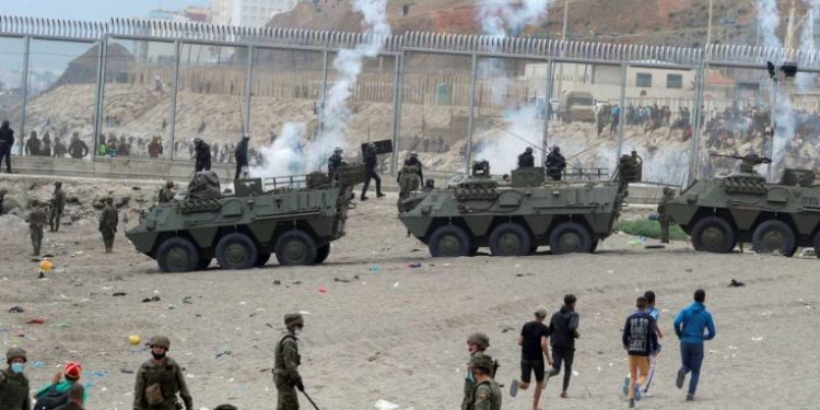 España despliega al Ejército en Ceuta tras la entrada de más de 6.000 migrantes