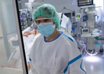 España impone uso obligatorio de tapabocas en hospitales