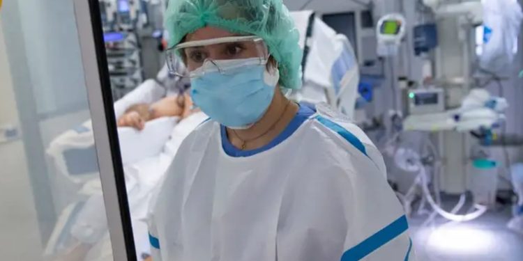 España impone uso obligatorio de tapabocas en hospitales