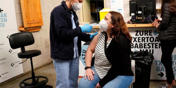 España investiga muerte de profesora luego de ser vacunada con AstraZeneca