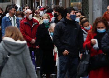 España regresa al uso obligatorio de la mascarilla en exteriores tras registrar récords diarios de contagios por la variante ómicron