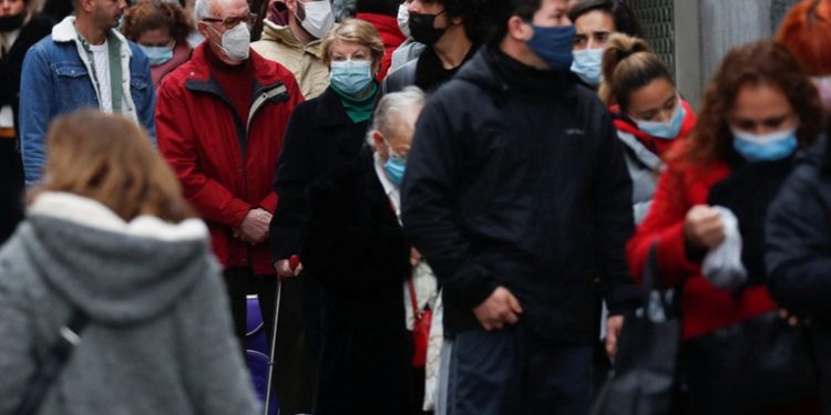 España regresa al uso obligatorio de la mascarilla en exteriores tras registrar récords diarios de contagios por la variante ómicron