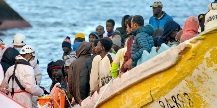 España rescata a más de 350 migrantes en siete embarcaciones en la ruta canaria en 24 horas